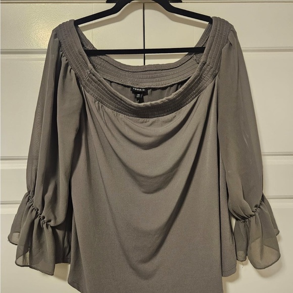 Torrid Grey Blouse with Flutter Sleeve size 00 - Picture 3 of 3